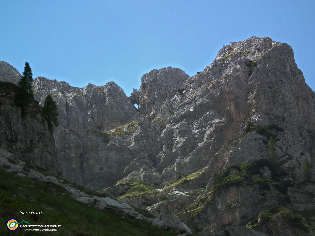 53 anche l'Arera ci spia con un occhio dalle rocce....JPG